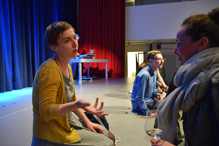 Die Autoren beantworten nach dem Auftritt beim 1. Kitzinger Poetry Slam Fragen des Publikums und signieren ihre Bücher. Die Autoren beantworten nach dem Auftritt beim 1. Kitzinger Poetry Slam Fragen des Publikums und signieren ihre Bücher.