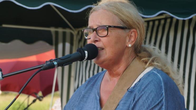 Gisela Fellenstein Gisela Fellenstein sang beim Tag der spirituellen Lieder auf dem  Kreuzberg christliche  Lobpreissongs. Marion Eckert       -  Gisela Fellenstein Gisela Fellenstein sang beim Tag der spirituellen Lieder auf dem  Kreuzberg christliche  Lobpreissongs. Marion Eckert