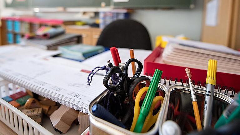 Gesetz zur besseren Bezahlung von Lehrern       -  Alles ist noch da: Stifte, Kalender, Stuhl. Aber das Entscheidende fehlt. &bdquo;Ich habe Lehrer erlebt, die plötzlich aus dem Klassenzimmer laufen und sagen: Ich kann da nicht mehr rein.&ldquo; Solche Geschichten erzählt Dorothea Faun, Schulleiterin einer Gesamtschule. Sie selbst macht gerade eine Therapie &ndash; wie hunderte Lehrer jedes Jahr.