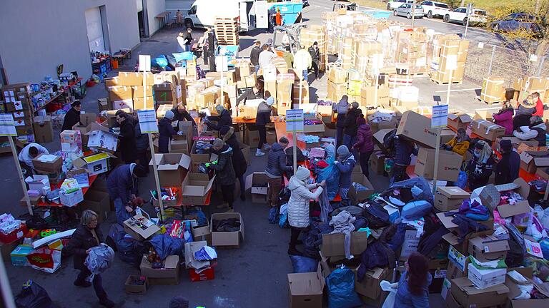 'Morgens halb zehn in Trossenfurt': Im Betriebshof der Firma Stappenbacher sortieren und verpacken über 60 Helferinnen und Helfer am Donnerstag die Spenden. Am Freitag soll der Konvoi starten.