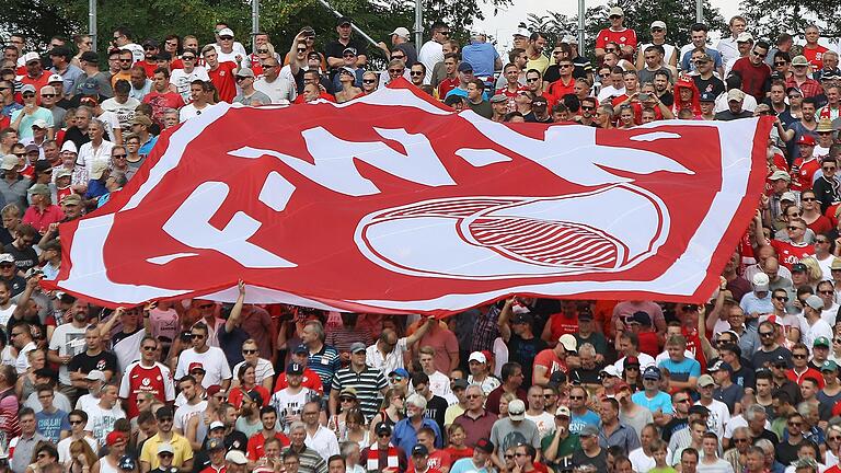 Die Würzburger Kickers werden im Volksmund auch Rothosen genannt. Im Stadion am Dallenberg, kurz 'Dalle', haben sie ihr zu Hause. Hier erfahren Sie alles über die wechselvolle Vereinsgeschichte des Klubs.