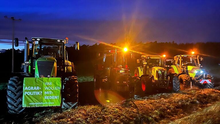 Die Traktoren der Landwirte sind das Zeichen des Bauernprotests, hier in Steinsfeld.&nbsp;