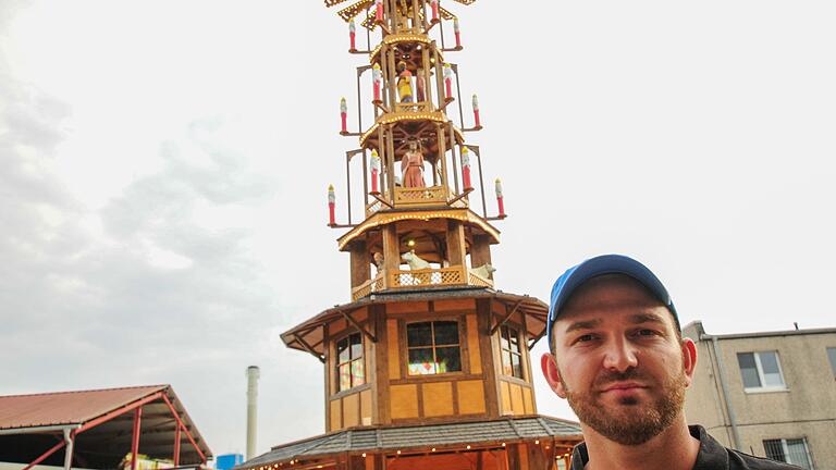 Riesige Weihnachtspyramide entsteht in Wanzleben - Geschäftsführer Jimmy Blume baut eine der größten Weihnachtspyramiden der Welt für den Essener Weihnachtsmarkt. Riesige Weihnachtspyramide entsteht in Wanzleben - Geschäftsführer Jimmy Blume baut eine der größten Weihnachtspyramiden der Welt für den Essener Weihnachtsmarkt.