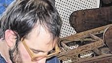 Nur nicht niesen: Ein ruhiger Atem, höchste Konzentration und extrem viel Feingefühl waren gefragt beim Workshop &bdquo;Vergolden&ldquo; im Museum in Karlstadt.