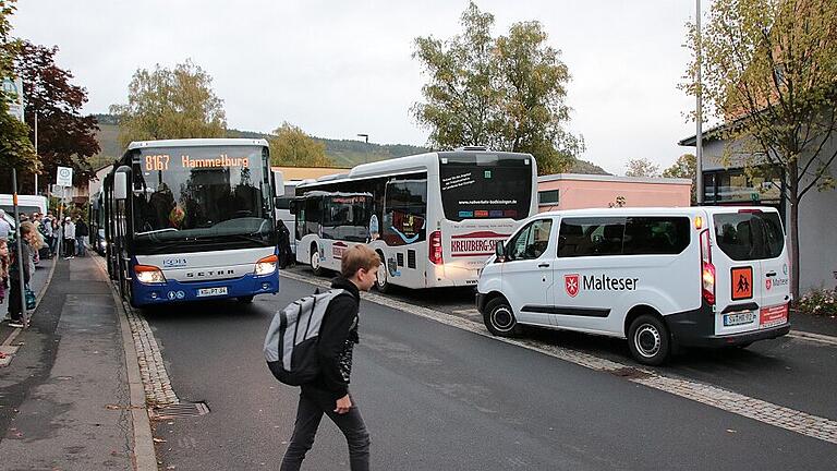 kg-rr-Schulbusse-27       -  Eng geht es jeden Morgen in der Von-der-Tann-Straße zu: Busse und Hilfsorganisationen bringen Schüler für drei Schulen. Der Kreistag war sich einig, dass der Fußgänger-, Radfahrer-, Bus- und Bahn-Verkehr im neuen Schulzentrum von Anfang an gut geplant sein muss.