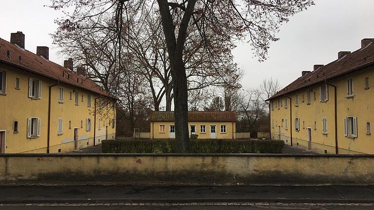 Die Wohnungen Am Herroth im Stadtteil Bergl wurden in den 1950er-Jahren gebaut und sind zum Großteil leer. Die SWG plant in den nächsten Jahren den Abriss und Neubau der Häuser mit dann 184 neuen Sozialwohnungen.