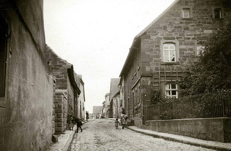 Der Blick von Süden her in die heutige Steingrabenstraße zeigt rechts die ehemalige Gerolzhöfer Synagoge. Das Foto entstand um das Jahr 1930. Das Gebäude ist trotz Umbau zu einem Wohn- und Geschäftshaus bis heute erhalten.