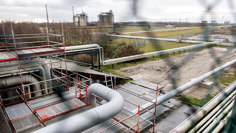 LNG-Terminal in Wilhelmshaven       -  Rohre einer Pipeline führen auf einer Baustelle hinter dem Deich zur Anbindung des LNG-Terminals in Wilhelmshaven.