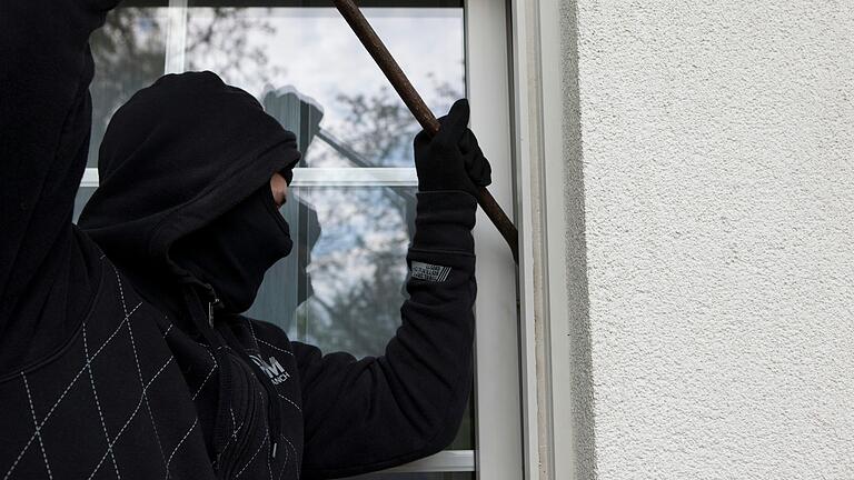 Am Samstagabend wurde in Mellrichstadt ein Einfamilienhaus von Dieben heimgesucht. Am Samstagabend wurde in Mellrichstadt ein Einfamilienhaus von Dieben heimgesucht.