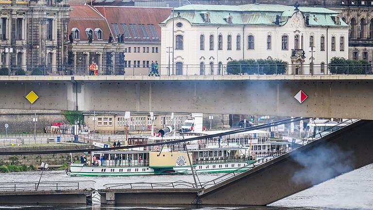 Brückeneinsturz in Dresden       -  Nach dem Teileinsturz der Brücke laufen die Arbeiten.