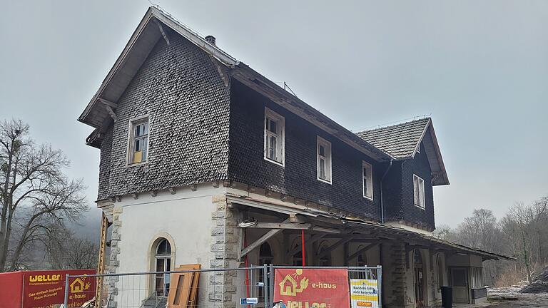 Bahnhof in Staatsbad Brückenau: Investor hat Pläne - Was vom Interieur nach dem Verlassen des Gebäudes übrigblieb, wurde bereits ausgeräumt. Bahnhof in Staatsbad Brückenau: Investor hat Pläne - Was vom Interieur nach dem Verlassen des Gebäudes übrigblieb, wurde bereits ausgeräumt.