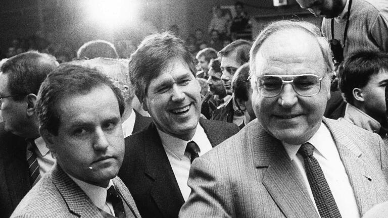 Jungpolitiker Michael Glos (Mitte) 1987 beim Wahlkampf in Schweinfurt mit Bundeskanzler Helmut Kohl.