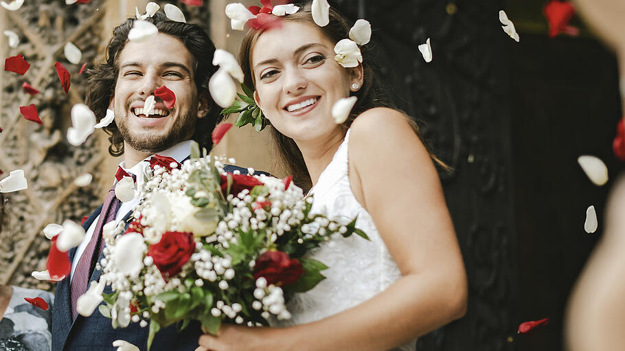 Brautpaar       -  Ist es möglich, die Hochzeit zu verschieben, kann zu einem späteren Termin gefeiert werden.