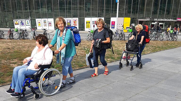 Die vier Schwestern auf der Reise am Bahnhof in Straßburg.&nbsp;