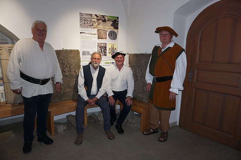 Es ist geschafft. Die Osterburg-Ausstellung ist fertiggestellt und wurde eröffnet. Im Bild von links: Vorsitzender der Freunde der Osterburg Bruno Werner, Burgenforscher Dr. Joachim Zeune, Bürgermeister Georg Seiffert und Paul Dinkel, ebenfalls von den Freunden der Osterburg.