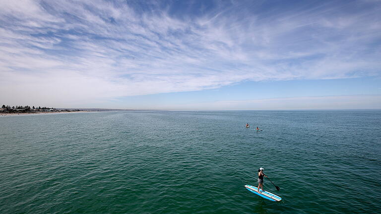 Hitze in Australien.jpeg - Hitze in Australien 27.12.2018, Australien, Adelaide: Ein Stehpaddler ist auf dem Wasser unterwegs am Henley Beach in Adelaide. Mit Temperaturen von über 40 Grad im Schatten steuert Australien auf Silvester zu. Foto: Kelly Barnes/AAP/dpa +++ dpa-Bildfunk +++AGENTURBILD DPA picture-alliance.com picture alliance dpa-archiv dpa-langzeitarchiv Hitze in Australien.jpeg - Hitze in Australien 27.12.2018, Australien, Adelaide: Ein Stehpaddler ist auf dem Wasser unterwegs am Henley Beach in Adelaide. Mit Temperaturen von über 40 Grad im Schatten steuert Australien auf Silvester zu. Foto: Kelly Barnes/AAP/dpa +++ dpa-Bildfunk +++AGENTURBILD DPA picture-alliance.com picture alliance dpa-archiv dpa-langzeitarchiv