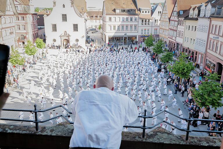 Schlatt leitete den Flashmob vom Balkon des Rathauses an.