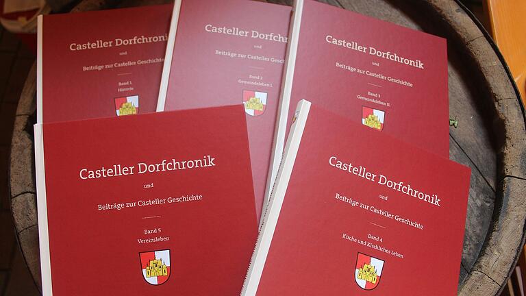 Fünf Bände umfasst die neue Casteller Dorfchronik. Fünf Bände umfasst die neue Casteller Dorfchronik.