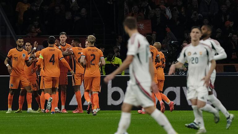 Niederlande - Ungarn       -  Die Niederlande gewinnen am Ende mit 4:0.