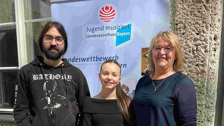 Die zwölfjährige Emma Reißmann-Balling aus Gelchsheim beim Landeswettbewerb &quot;Jugend musiziert&quot; mit Klavierbegleiter Tobias Raab und Gesangslehrerin Hanna Markowski.