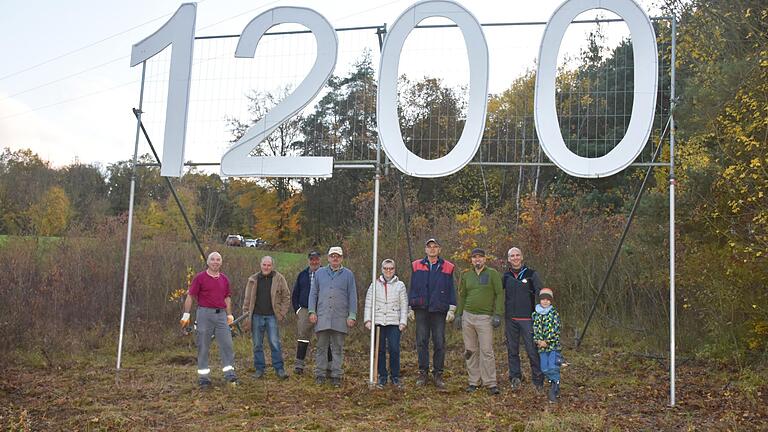 Das Emblem zur 1200-Jahrfeier wurde am Giebel errichtet und wird zum Jahresbeginn aufleuchten.