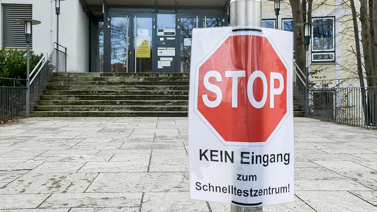 Schul- und Corona-Schnelltestbetrieb: Räumlichkeiten in der Franz-Oberthür- Schule im Würzburger Frauenland werden momentan auch für die Corona-Schnellteststrecke genutzt. Schul- und Corona-Schnelltestbetrieb: Räumlichkeiten in der Franz-Oberthür- Schule im Würzburger Frauenland werden momentan auch für die Corona-Schnellteststrecke genutzt. 