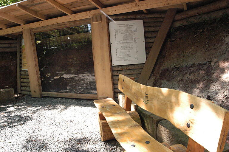 Komplett erneuert wurde die Station Boden und Geologie zu Beginn des Walderlebnispfades Sambachshof.&nbsp;