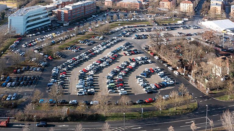 Begehrter Parkplatz: Blick auf die Talavera in Würzburg.