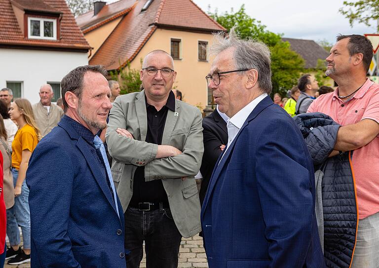 Der Amtsinhaber zusammen mit dem Kandidaten seiner Partei: Bürgermeister Bernhard Ruß (rechts) unterhält sich am Wahlabend mit Matthias Zink.