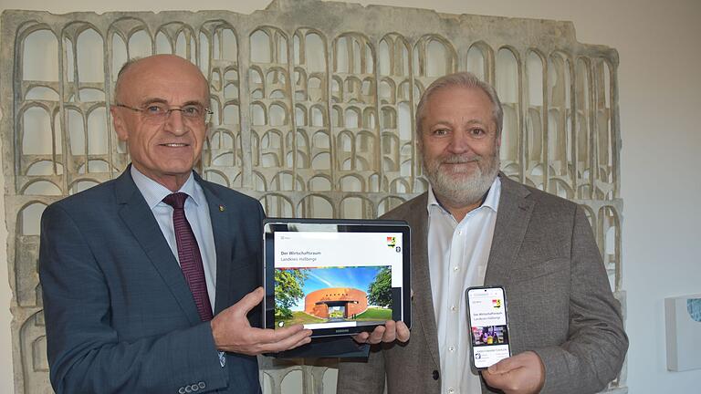 Wirtschaftsförderer Michael Brehm (rechts) und Landrat Wilhelm Schneider (links) freuen sich über den gelungenen Relaunch des Wirtschaftsportals.