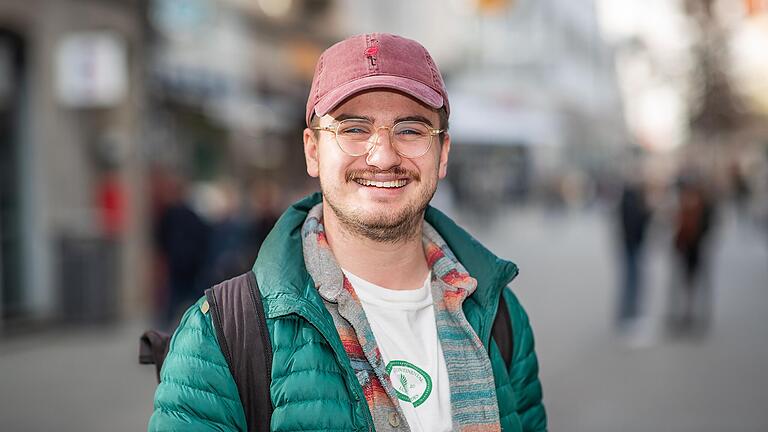 Leander Rüdinger (25) aus Würzburg findet, dass SUV für ein unschönes Stadtbild sorgen. Leander Rüdinger (25) aus Würzburg findet, dass SUV für ein unschönes Stadtbild sorgen.