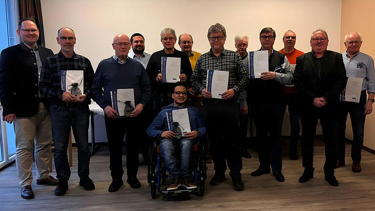 Auf dem Bild: Bürgermeister Michael Hombach, Johannes Nuss (20 Jahre), Erwin Fehn (50 Jahre), Georg Sterr (10 Jahre), Johannes Reitz (20 Jahre), Walter Scheiner (10 Jahre), Klaus Klüpfel (10 Jahre), 1. Vorsitzender OV Karlstadt Johannes Netrval, Otto Weiglein (10 Jahre), Kreisgeschäftsführer Michael Kornheim, Georg Neudecker (30 Jahre), Heinz Karl (10 Jahre), Klaus Winheim (10 Jahre).