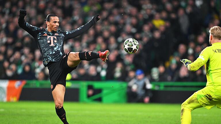 Celtic Glasgow - Bayern München       -  Celtic-Torwart Kasper Schmeichel (r) in Aktion heim Hinspiel gegen Bayerns Leroy Sané.