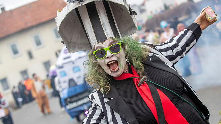 Ausgelassen gefeiert wurde beim Faschingszug in Heustreu. Ausgelassen gefeiert wurde beim Faschingszug in Heustreu.