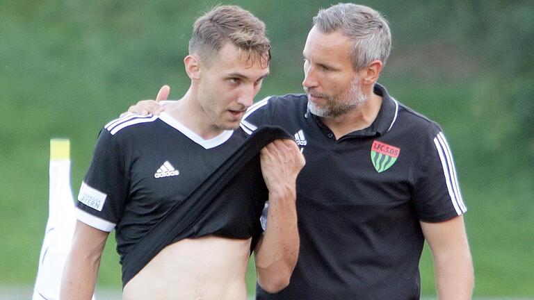 Würde gegen seinen Ex-Verein FC 04 Ingolstadt gerne spielen: Amar Suljic (links, im Gespräch mit Trainer Timo Wenzel), der von der U23 des Zweitliga-Absteigers zum FC 05 Schweinfurt gewechselt ist. Würde gegen seinen Ex-Verein FC 04 Ingolstadt gerne spielen: Amar Suljic (links, im Gespräch mit Trainer Timo Wenzel), der von der U23 des Zweitliga-Absteigers zum FC 05 Schweinfurt gewechselt ist.