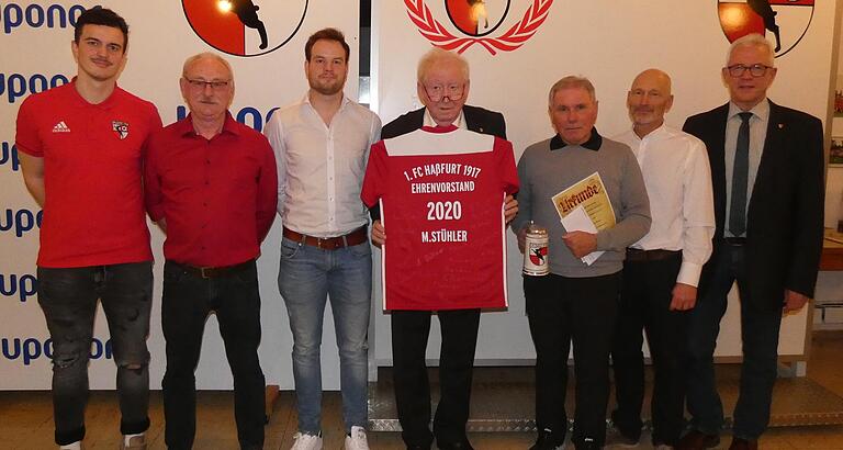 Manfred Stühler (Mitte) wurde zum Ehrenvorsitzenden und Georg Baier (Dritter von rechts) zum Ehrenmitglied des FC Haßfurt ernannt. Es gratulierten (von links) Tobias Polreich (Vorstand Finanzen), Richard Koppitz (Vorstand Verwaltung), Daniel Polreich (Vorstand Liegenschaften), Markus Wlacil (Vorstand Sport) und Bürgermeister Günther Werner. Manfred Stühler (Mitte) wurde zum Ehrenvorsitzenden und Georg Baier (Dritter von rechts) zum Ehrenmitglied des FC Haßfurt ernannt. Es gratulierten (von links) Tobias Polreich (Vorstand Finanzen), Richard Koppitz (Vorstand Verwaltung), Daniel Polreich (Vorstand Liegenschaften), Markus Wlacil (Vorstand Sport) und Bürgermeister Günther Werner.