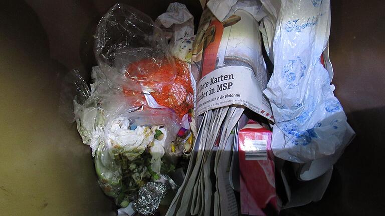 Bitter: Der Hinweis, wann es die Rote Karte gibt, zusammen mit Plastikmüll. Bitter: Der Hinweis, wann es die Rote Karte gibt, zusammen mit Plastikmüll.