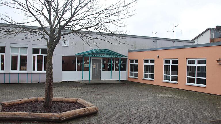 Die Grundschule Wiesenfeld soll zügig einen Anbau erhalten. Eine Komplettsanierung erfolgt erst nach Errichtung eines Neubaus für die Grundschule Karlburg. Die Grundschule Wiesenfeld soll zügig einen Anbau erhalten. Eine Komplettsanierung erfolgt erst nach Errichtung eines Neubaus für die Grundschule Karlburg.