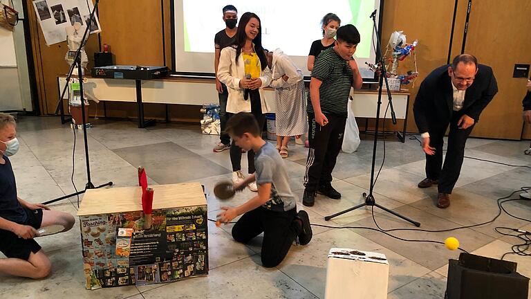 Bürgermeister Michael Hombach beim Zielwerfen: Aus Müll haben die Mittelschülerinnen und Mittlerschüler neue Spielgeräte gebaut. Bürgermeister Michael Hombach beim Zielwerfen: Aus Müll haben die Mittelschülerinnen und Mittlerschüler neue Spielgeräte gebaut.