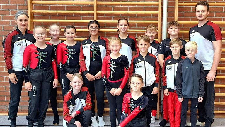 Auf dem Foto (von links): Teresa Meder, Hannah Feser, Matilda Harnischfeger, Nora Ködel, Sofia Pizzulo, Charlotte Lützler, Nele Ditterich, Felix Schloder, Hauke Böhm, Lennard Hepp, Max Meder, Nils Wallrapp, Manuel Brückner; (kniend von links): Marie Brückner, Tilda Jäger.