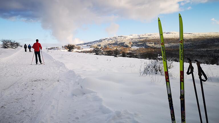 Am Arnsberg bis zum Kreuzbergsattel geht beides: Winterwandern und Langlauf mit Blick auf den verschneiten Kreuzberg.