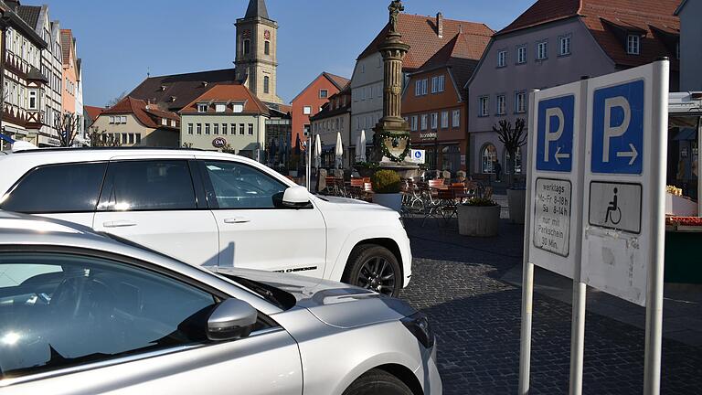 Der Marktplatz von Bad Neustadt belegte im Jahr 2021 die Spitzenposition bei den 'Knöllchen'-Hotspots im Stadtgebiet.