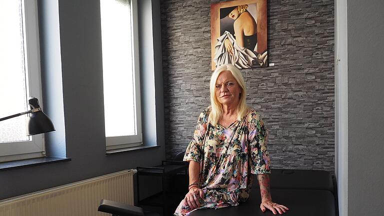 Sonja Waldmann, Diplom-Betriebswirtin aus Albertshofen, hat kürzlich ein Tattoo-Studio in der Herrnstraße 1 in Kitzingen eröffnet. Sonja Waldmann, Diplom-Betriebswirtin aus Albertshofen, hat kürzlich ein Tattoo-Studio in der Herrnstraße 1 in Kitzingen eröffnet. 