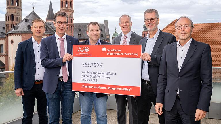 Bei der Übergabe eines symbolischen Spendenschecks (von links): Stadtrat Wolfgang Roth, Oberbürgermeister Christian Schuchardt, Vorstandsmitglied Jens Rauch, Vorstandsvorsitzender Bernd Fröhlich, Stadtrat Matthias Pilz sowie stellvertretendes Vorstandsmitglied Rainer Ankenbrand.