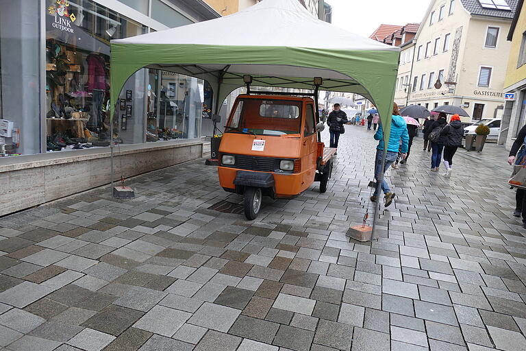 Immer wieder ein Hingucker: Lurchis mobiler Verkaufsstand direkt vor seiner Ladentür