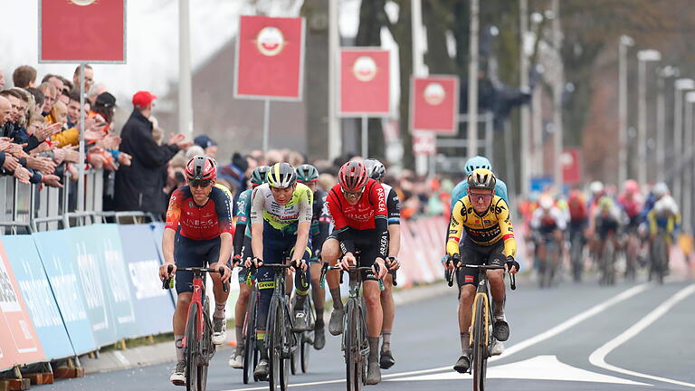 AMSTEL GOLD RACE 2023.jpeg       -  Georg Zimmermann (Zweiter von links) überquert als 49. die Ziellinie beim Amstel Gold Race in den Niederlanden.