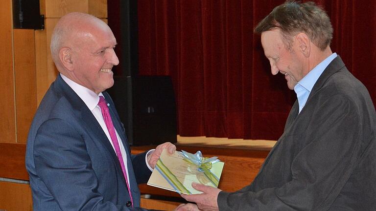 Seit 40 Jahre ist Reinhold Albert Archivpfleger für den Landkreis Rhön-Grabfeld. Dafür dankte Landrat Thomas Habermann und überreichte die Urkunde des Generaldirektors der Staatlichen Archive Bayern in München, Bernhard Grau. Seit 40 Jahre ist Reinhold Albert Archivpfleger für den Landkreis Rhön-Grabfeld. Dafür dankte Landrat Thomas Habermann und überreichte die Urkunde des Generaldirektors der Staatlichen Archive Bayern in München, Bernhard Grau.