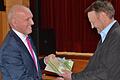 Seit 40 Jahre ist Reinhold Albert Archivpfleger für den Landkreis Rhön-Grabfeld. Dafür dankte Landrat Thomas Habermann und überreichte die Urkunde des Generaldirektors der Staatlichen Archive Bayern in München, Bernhard Grau.
