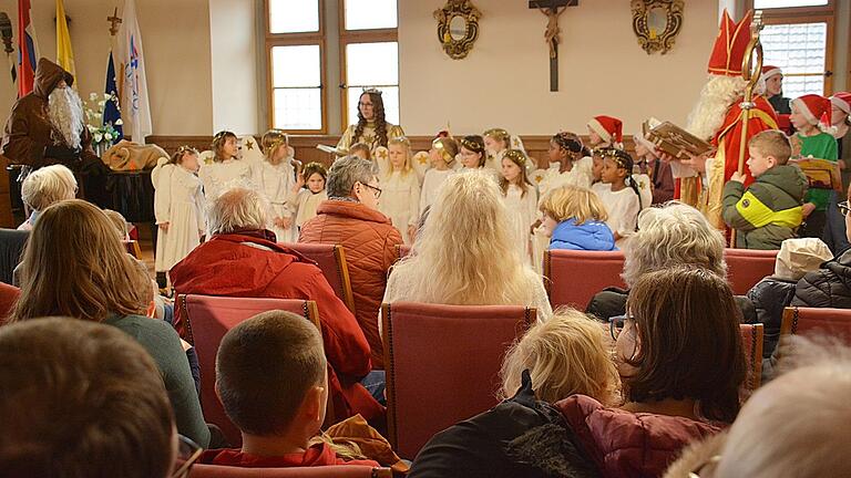 Das Bad Königshöfer Christkind begeisterte gemeinsam mit Sankt Nikolaus die zahlreichen Kinder, die am Donnerstagnachmittag in den historischen Rathaussaal gekommen waren.