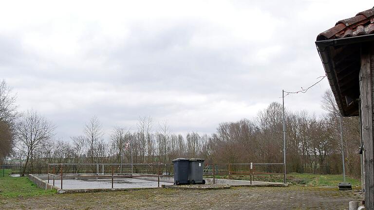 Das betonierte Becken der aktuellen Teichkläranlage in Opferbaum soll als Standort für den Prozessor hergerichtet werden. Dafür ist ein Betongutachten nötig. Das betonierte Becken der aktuellen Teichkläranlage in Opferbaum soll als Standort für den Prozessor hergerichtet werden. Dafür ist ein Betongutachten nötig.